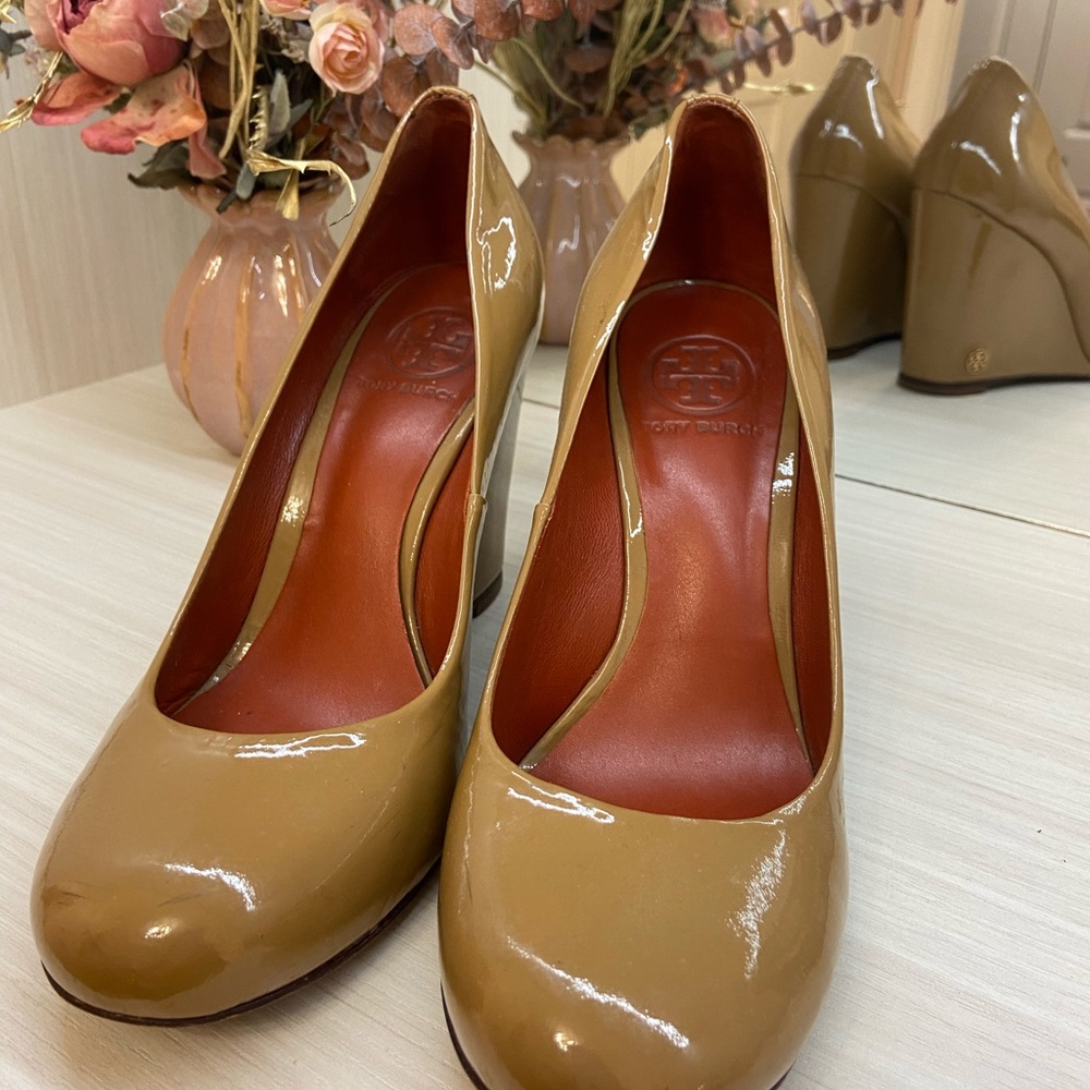 Tory Burch wedge round toe patent size 8.5
